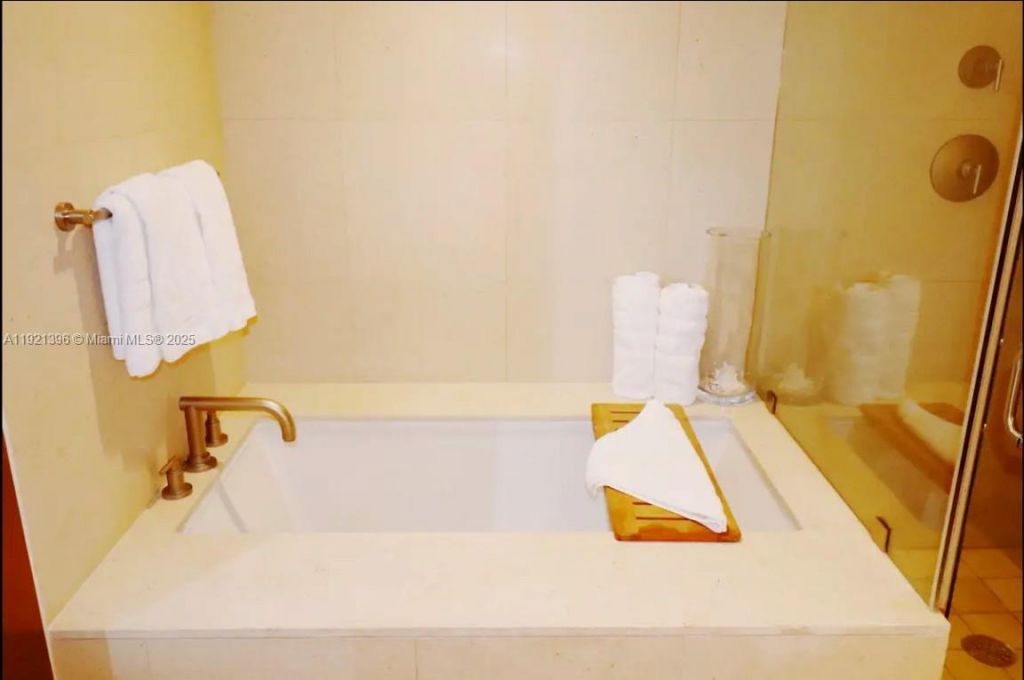 6801 Collins Ave, Unit 315, Miami Beach, FL 33141 Photo