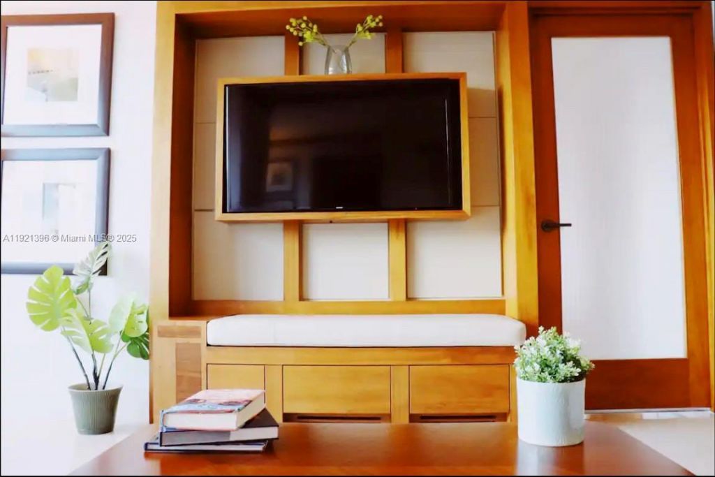 6801 Collins Ave, Unit 315, Miami Beach, FL 33141 Photo