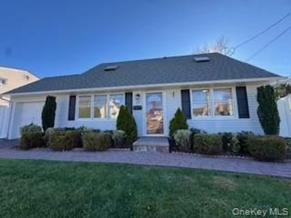 29 Arizona Avenue, Syosset, NY 11791