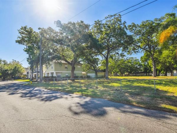 2822 W PAXTON AVENUE, TAMPA, FL 33611