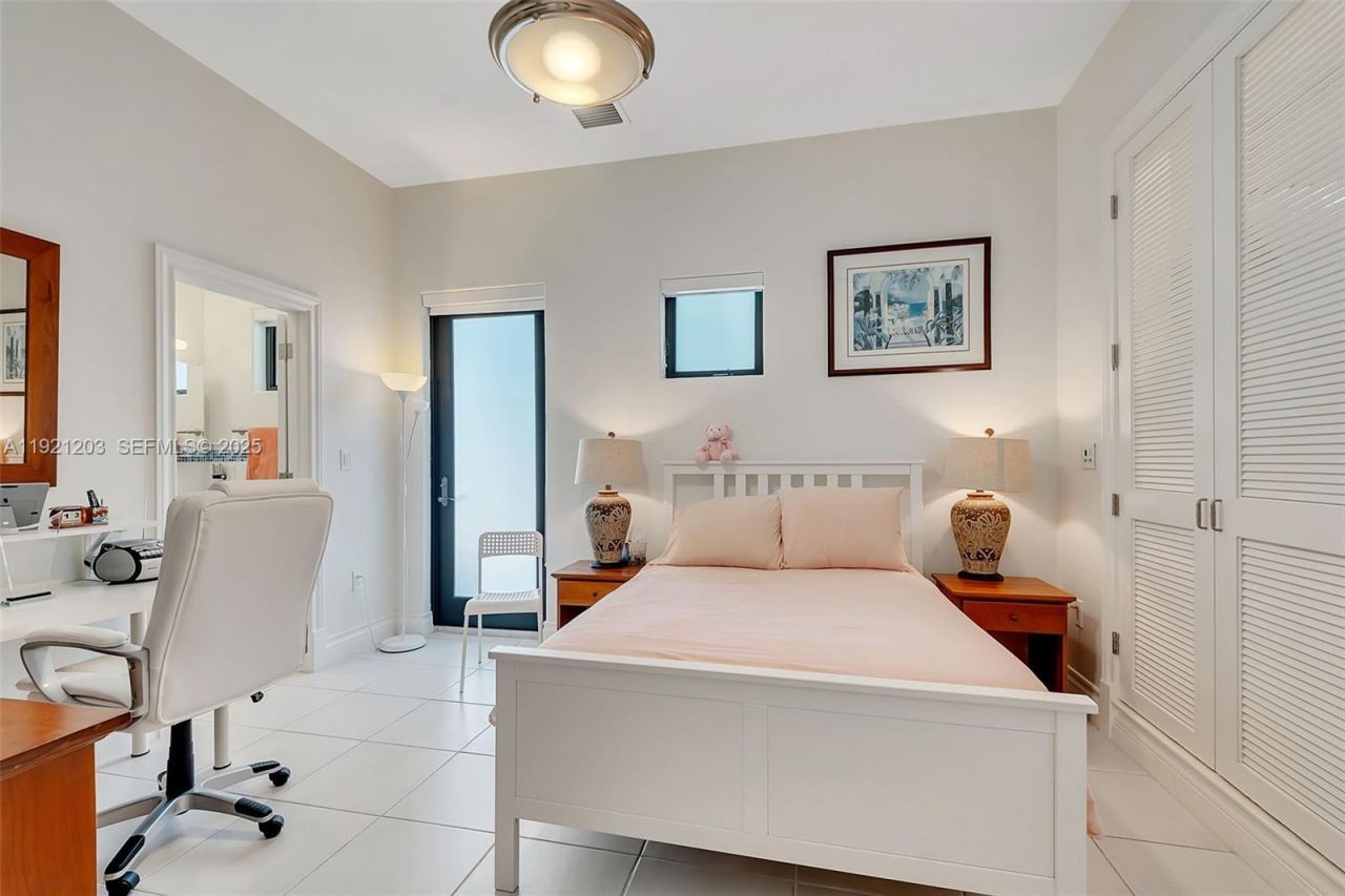 7400 SW 72nd Ct, Miami, FL 33143 Photo