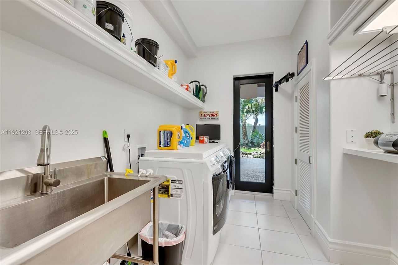 7400 SW 72nd Ct, Miami, FL 33143 Photo