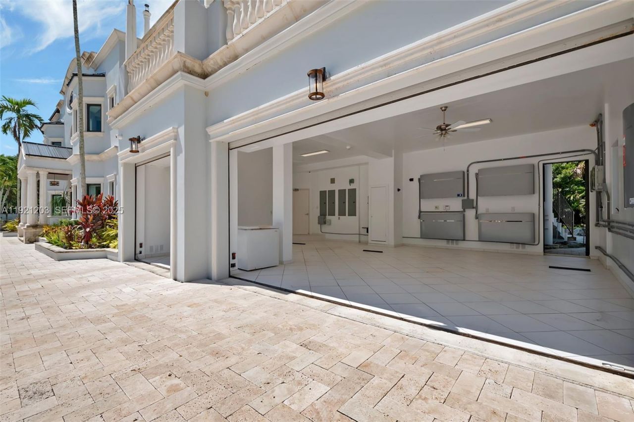 7400 SW 72nd Ct, Miami, FL 33143 Photo