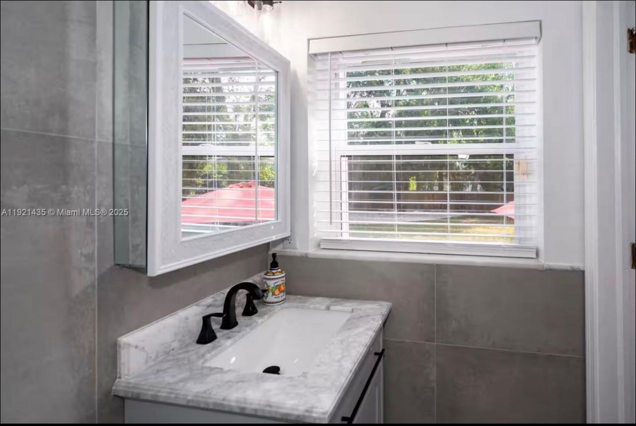 35 SW 28th Rd, Miami, FL 33129 Photo