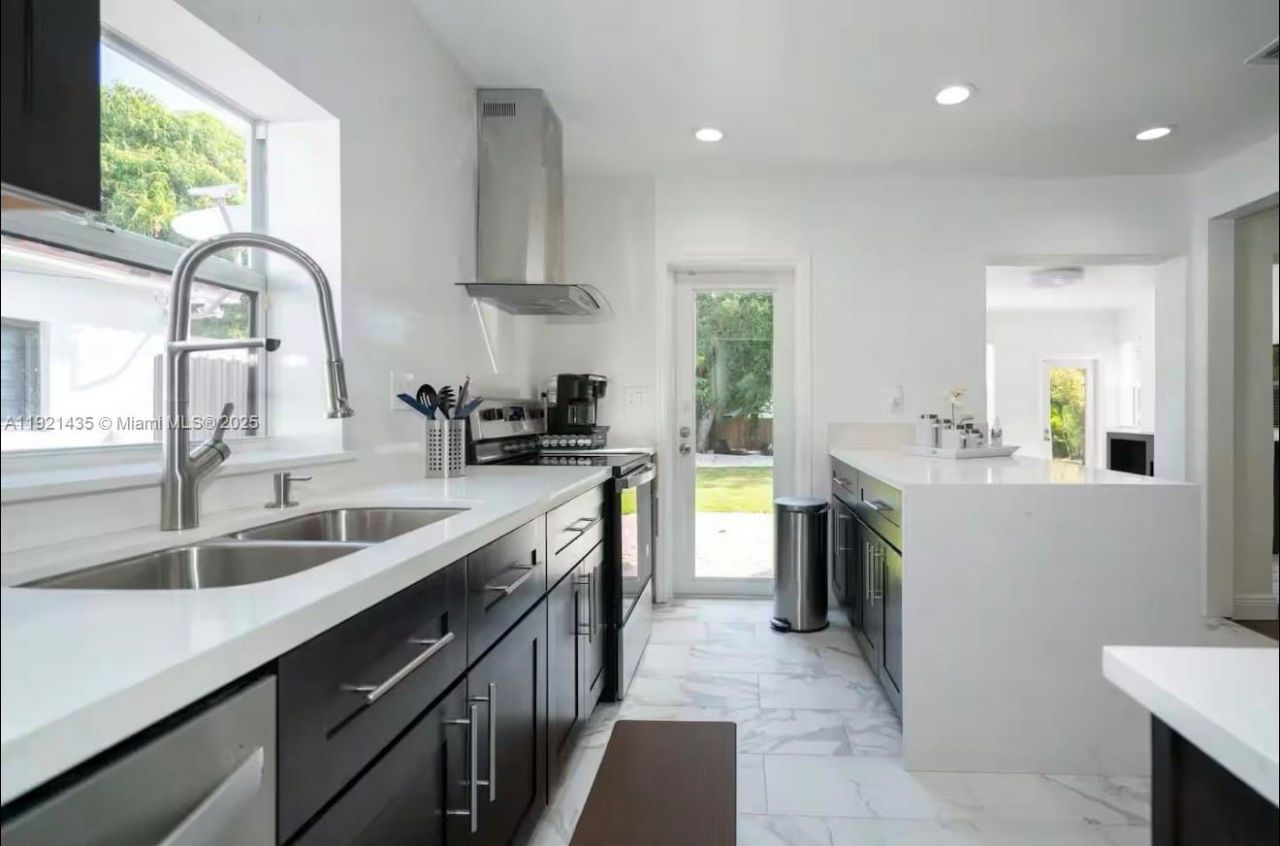 35 SW 28th Rd, Miami, FL 33129 Photo