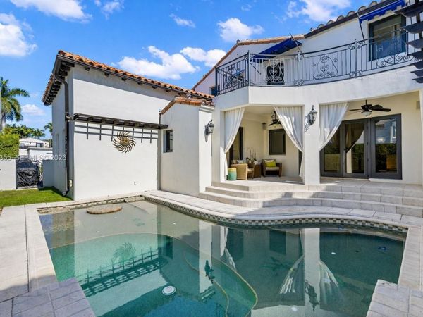 5860 Pine Tree Dr, Miami Beach, FL 33140