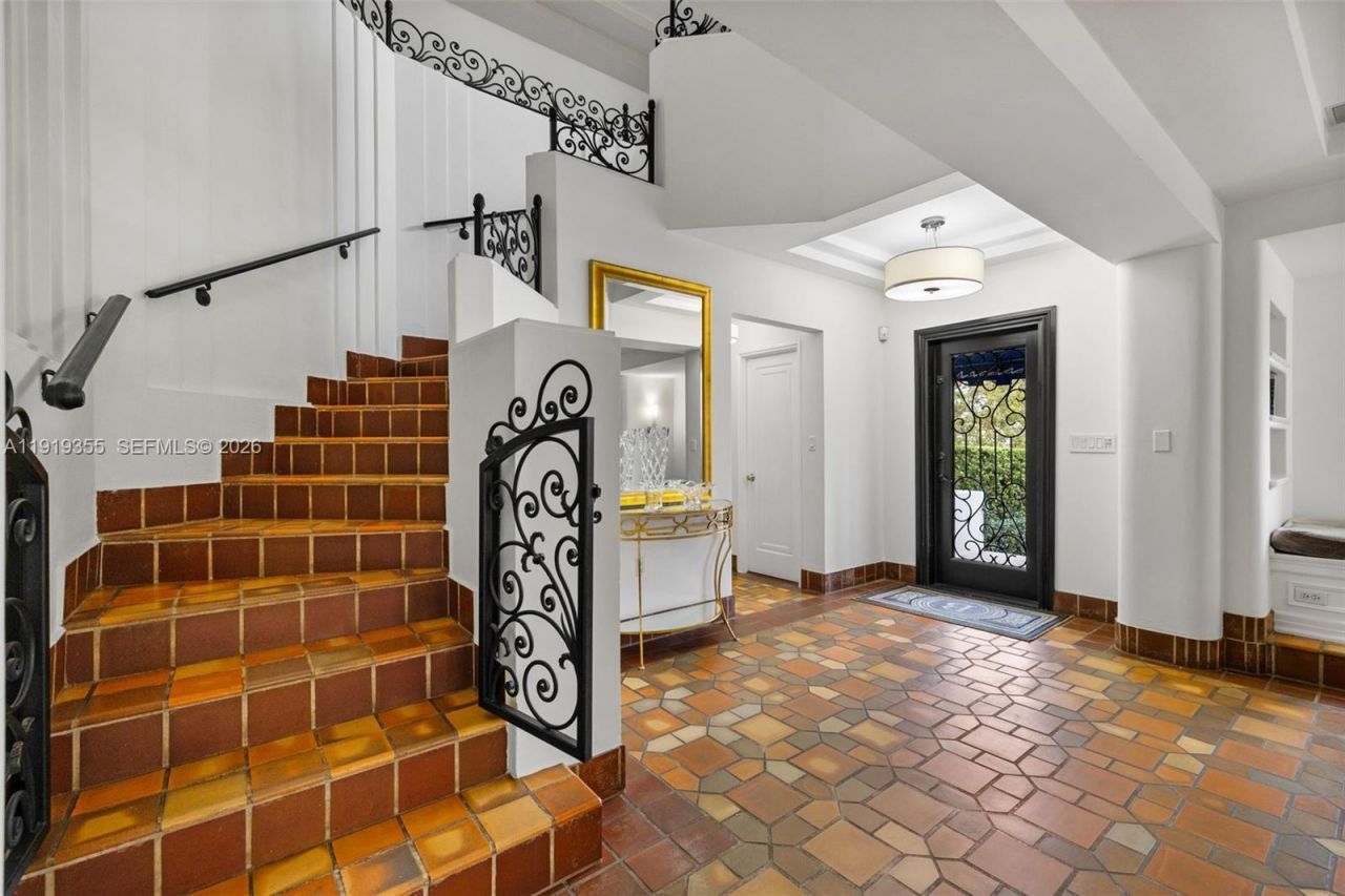 5860 Pine Tree Dr, Miami Beach, FL 33140 Photo