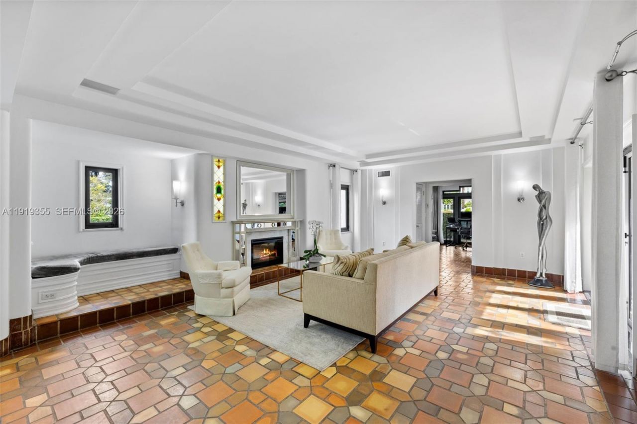 5860 Pine Tree Dr, Miami Beach, FL 33140 Photo