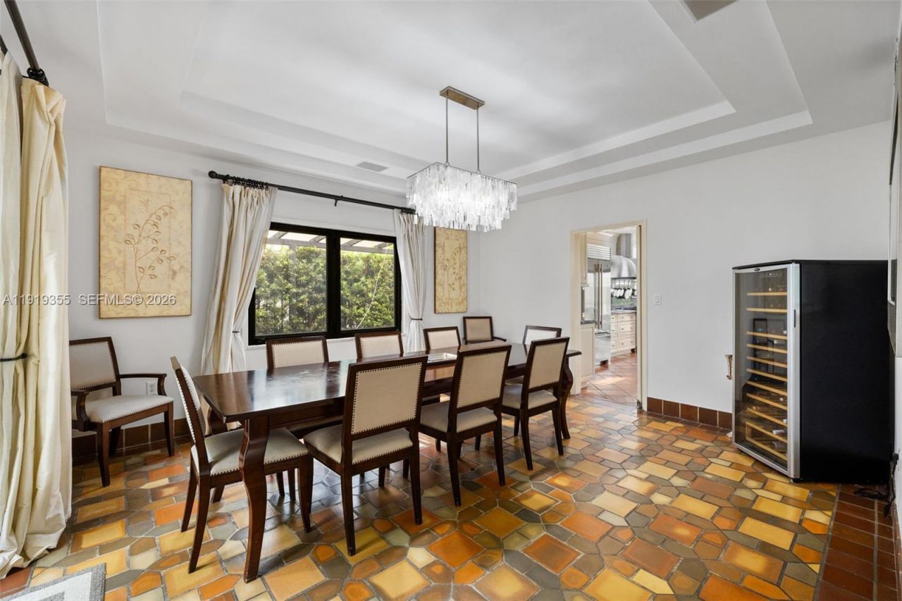 5860 Pine Tree Dr, Miami Beach, FL 33140 Photo