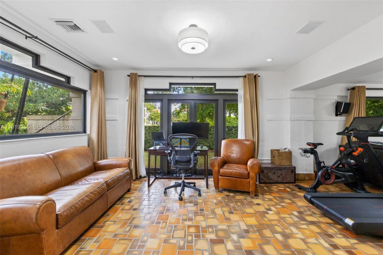 5860 Pine Tree Dr, Miami Beach, FL 33140 Photo