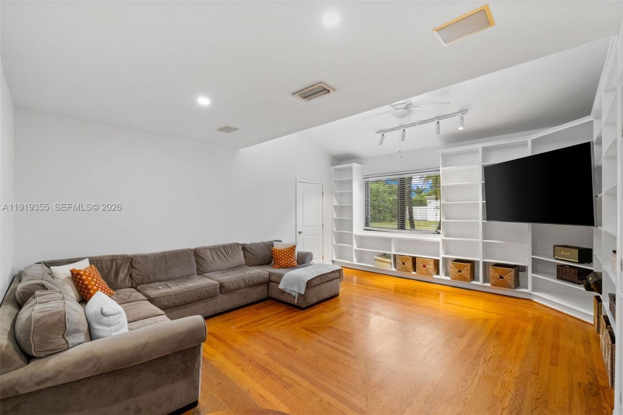 5860 Pine Tree Dr, Miami Beach, FL 33140 Photo