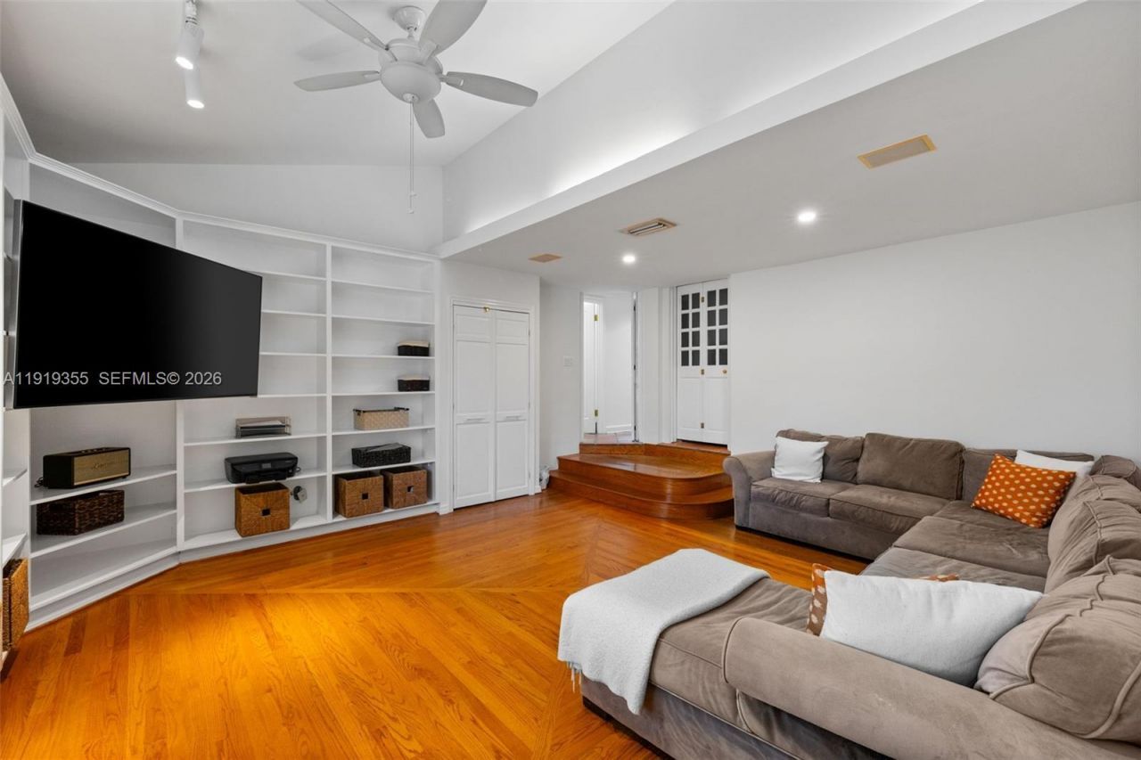 5860 Pine Tree Dr, Miami Beach, FL 33140 Photo