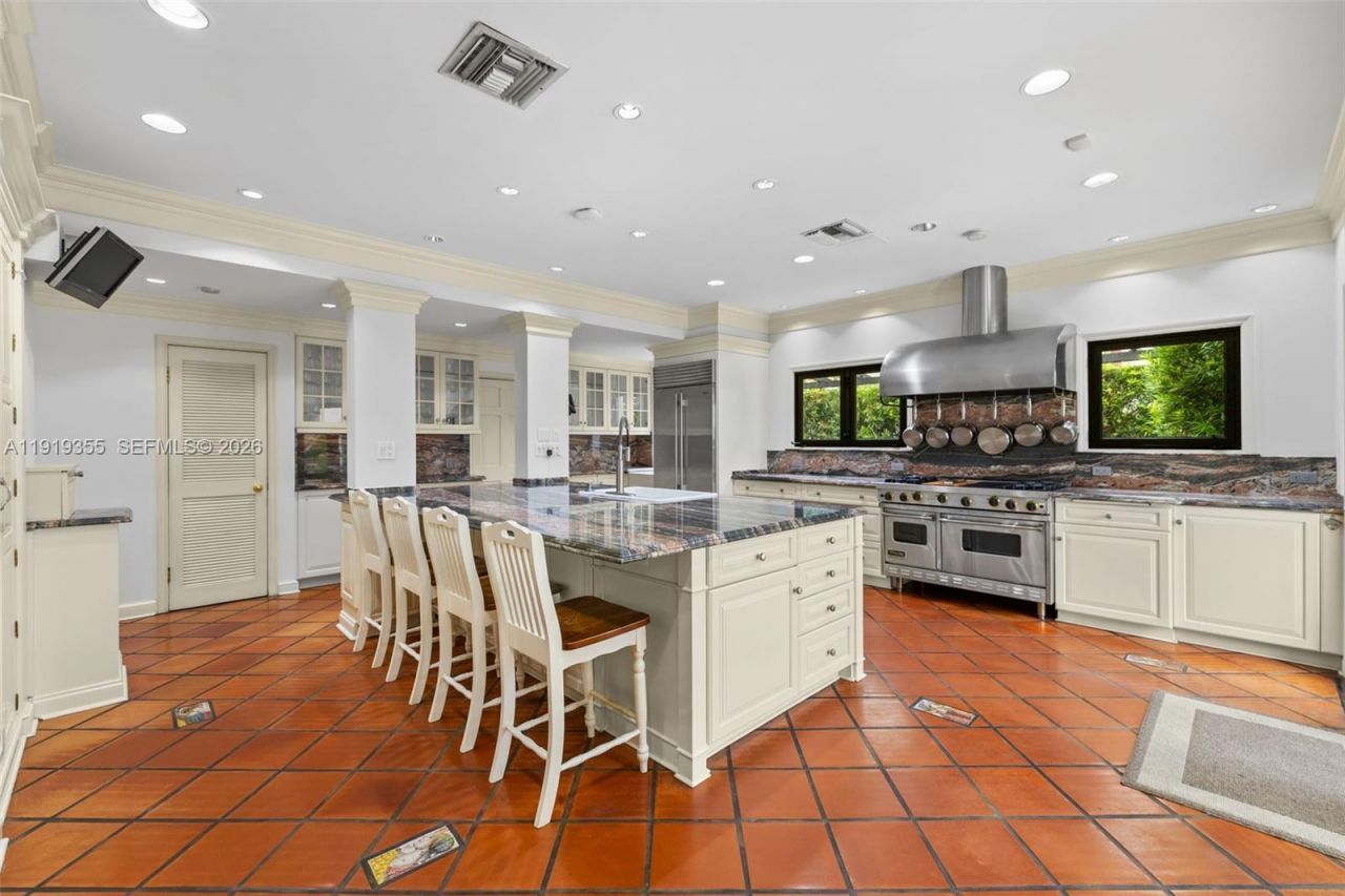 5860 Pine Tree Dr, Miami Beach, FL 33140 Photo