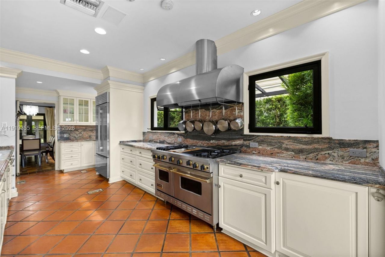 5860 Pine Tree Dr, Miami Beach, FL 33140 Photo