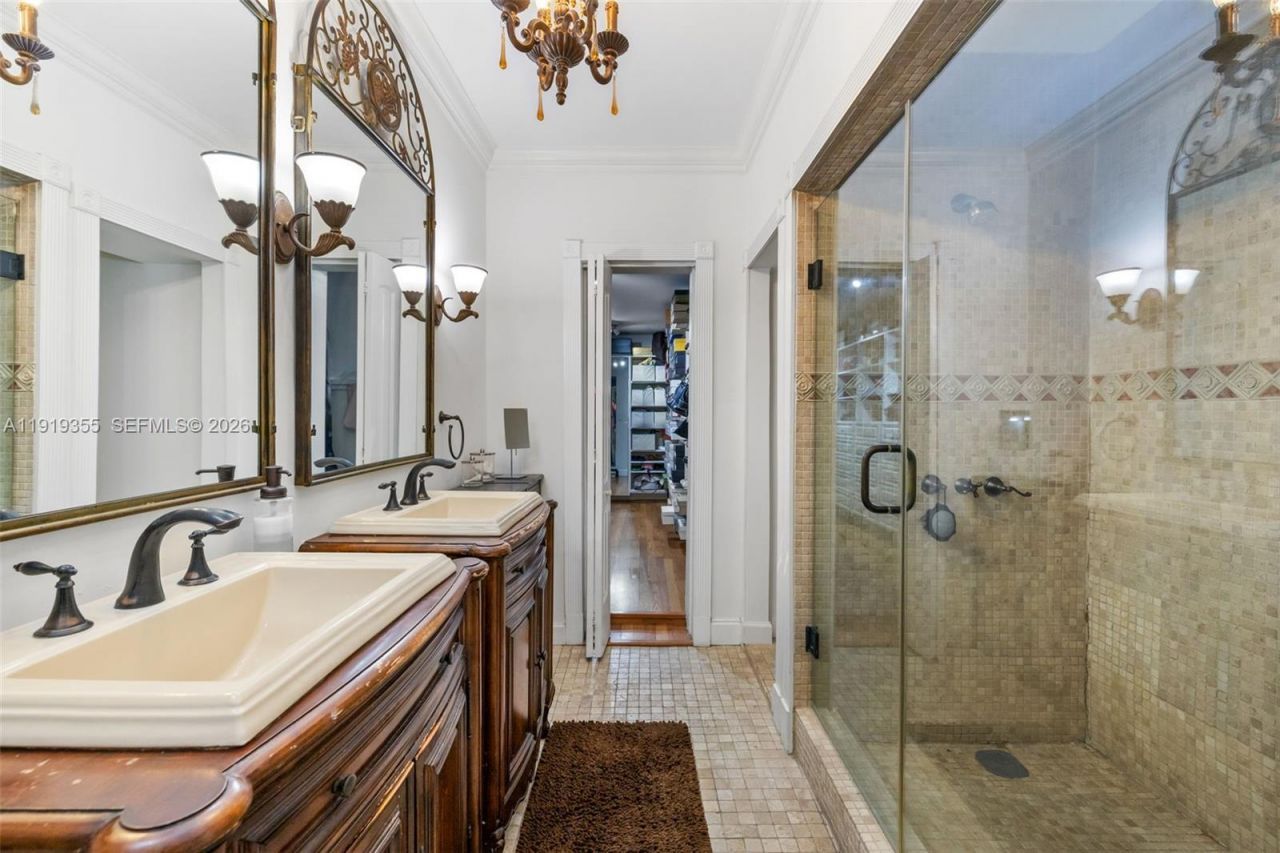 5860 Pine Tree Dr, Miami Beach, FL 33140 Photo