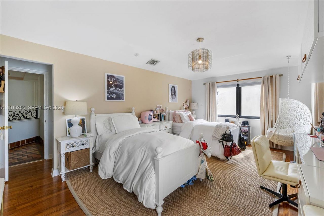 5860 Pine Tree Dr, Miami Beach, FL 33140 Photo