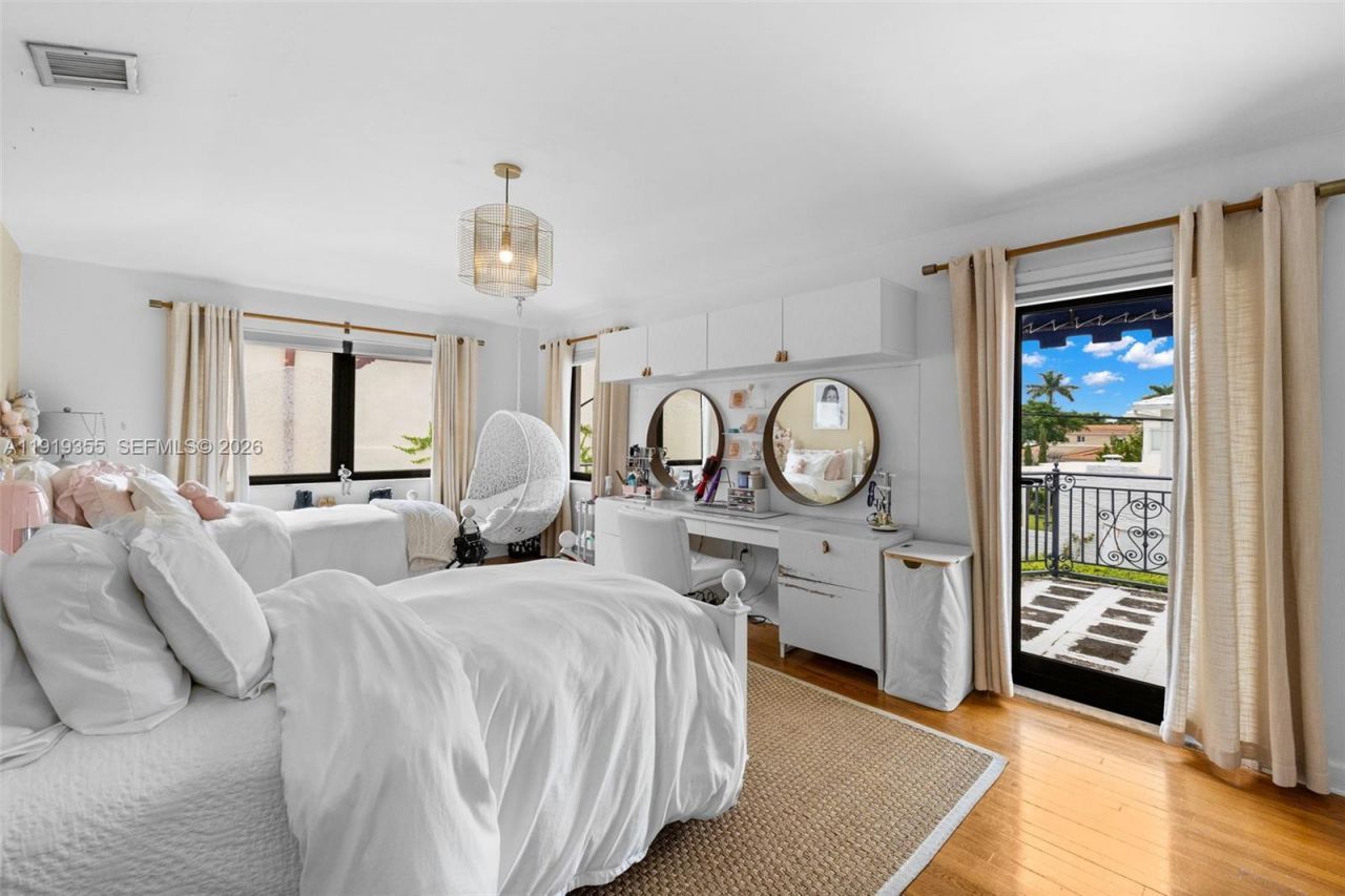 5860 Pine Tree Dr, Miami Beach, FL 33140 Photo