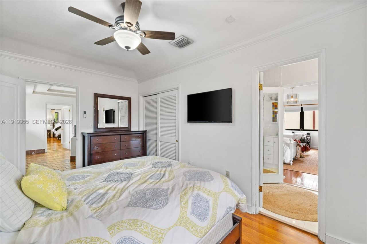 5860 Pine Tree Dr, Miami Beach, FL 33140 Photo