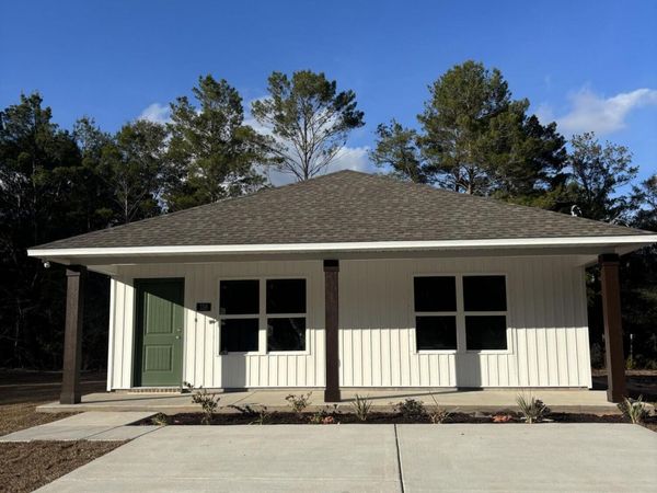 158 W Honeysuckle St, DeFuniak Springs, FL 32433