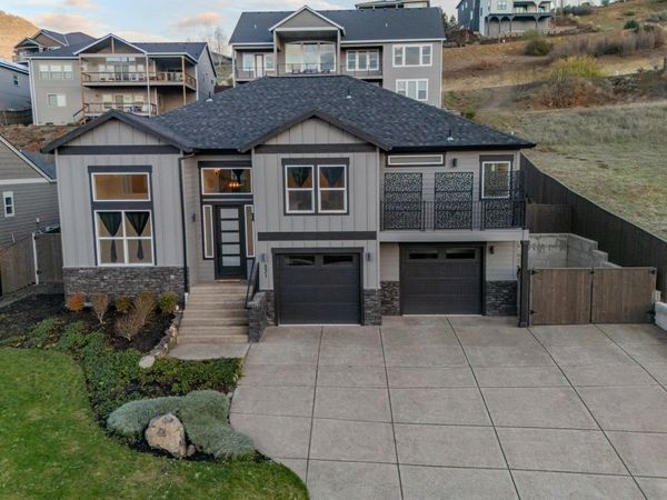 531 W La Strada Circle, Medford, OR 97504