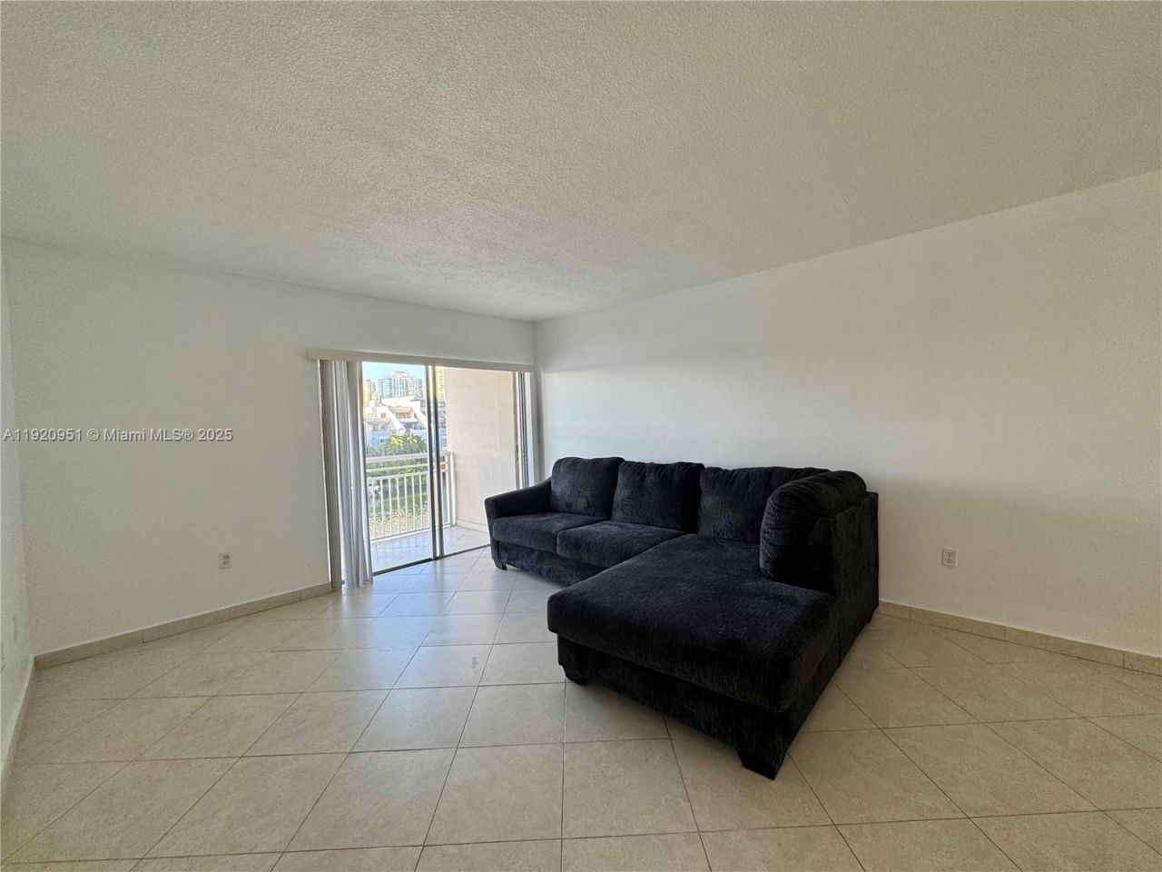 400 Kings Point Dr, Unit 411, Sunny Isles Beach, FL 33160 Photo