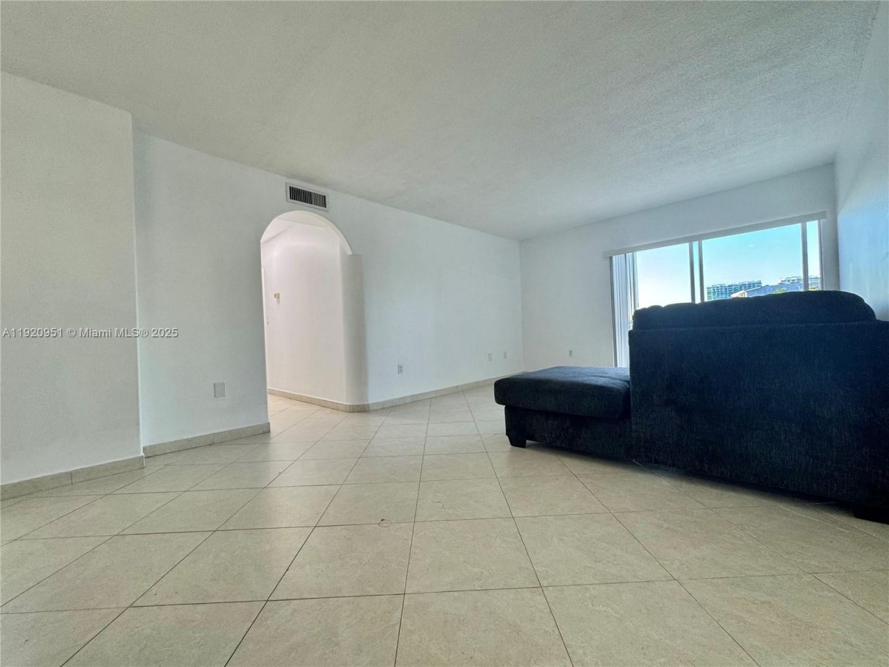 400 Kings Point Dr, Unit 411, Sunny Isles Beach, FL 33160 Photo
