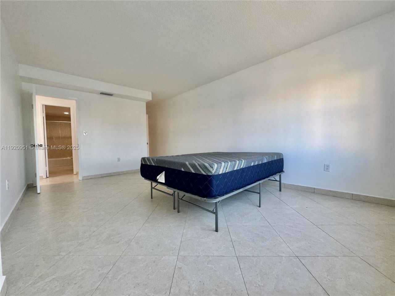 400 Kings Point Dr, Unit 411, Sunny Isles Beach, FL 33160 Photo