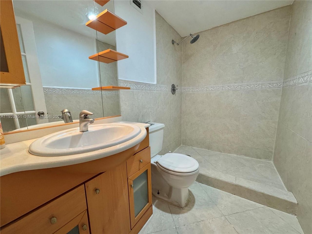 400 Kings Point Dr, Unit 411, Sunny Isles Beach, FL 33160 Photo