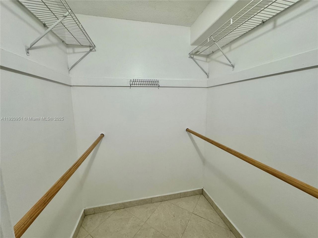 400 Kings Point Dr, Unit 411, Sunny Isles Beach, FL 33160 Photo