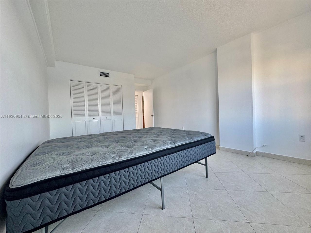 400 Kings Point Dr, Unit 411, Sunny Isles Beach, FL 33160 Photo