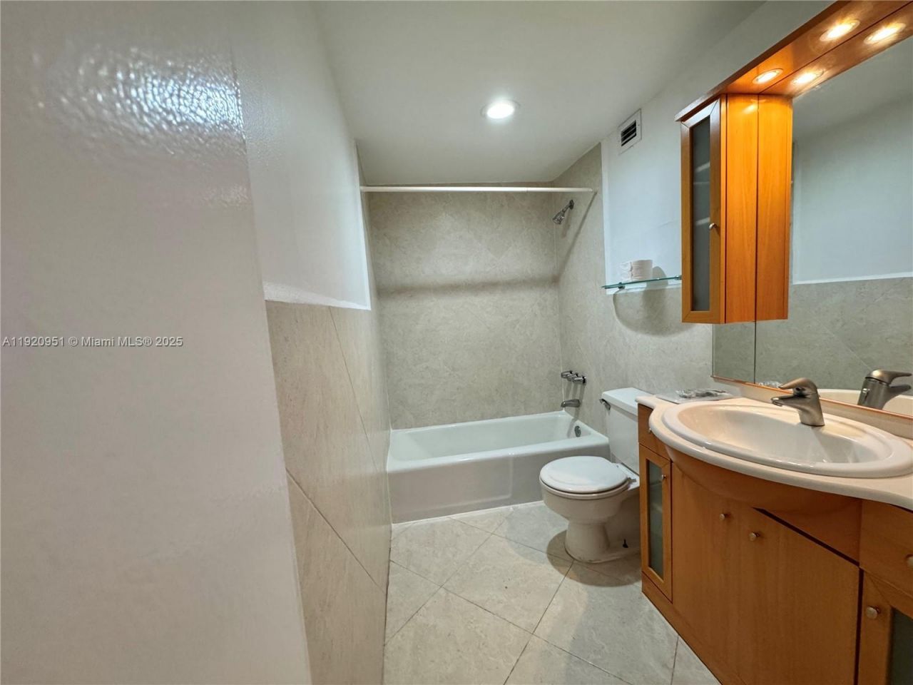 400 Kings Point Dr, Unit 411, Sunny Isles Beach, FL 33160 Photo