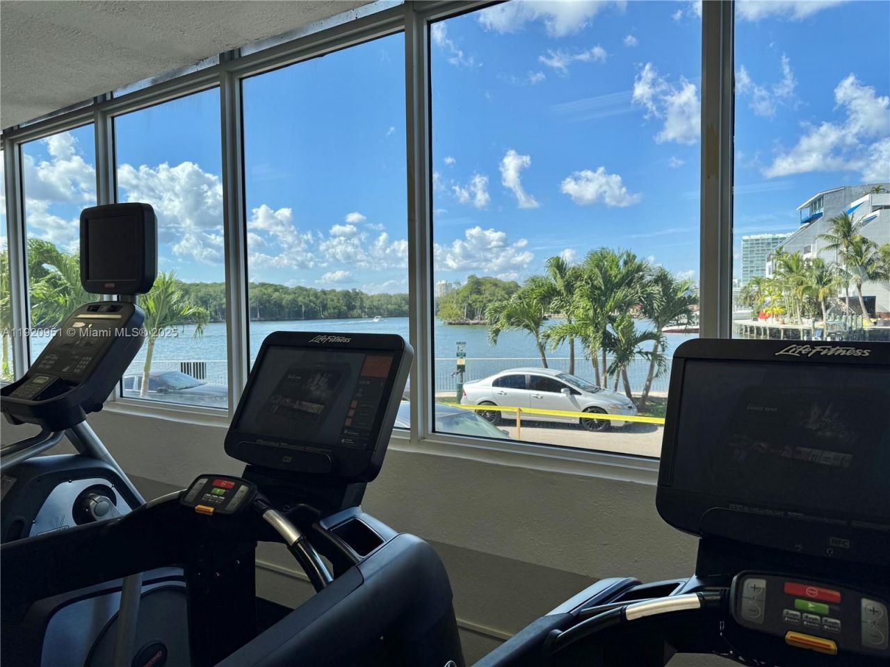 400 Kings Point Dr, Unit 411, Sunny Isles Beach, FL 33160 Photo