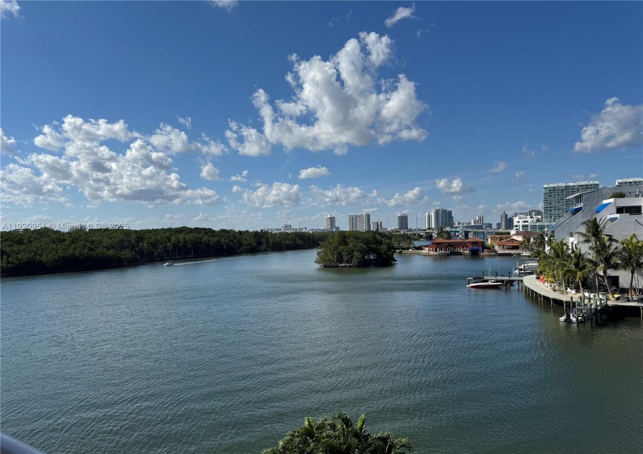 400 Kings Point Dr, Unit 411, Sunny Isles Beach, FL 33160 Photo