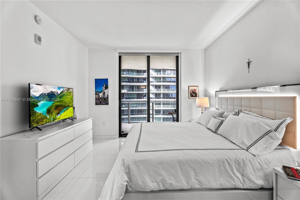 1010 Brickell Ave, Unit 4206, Miami, FL 33131 Photo