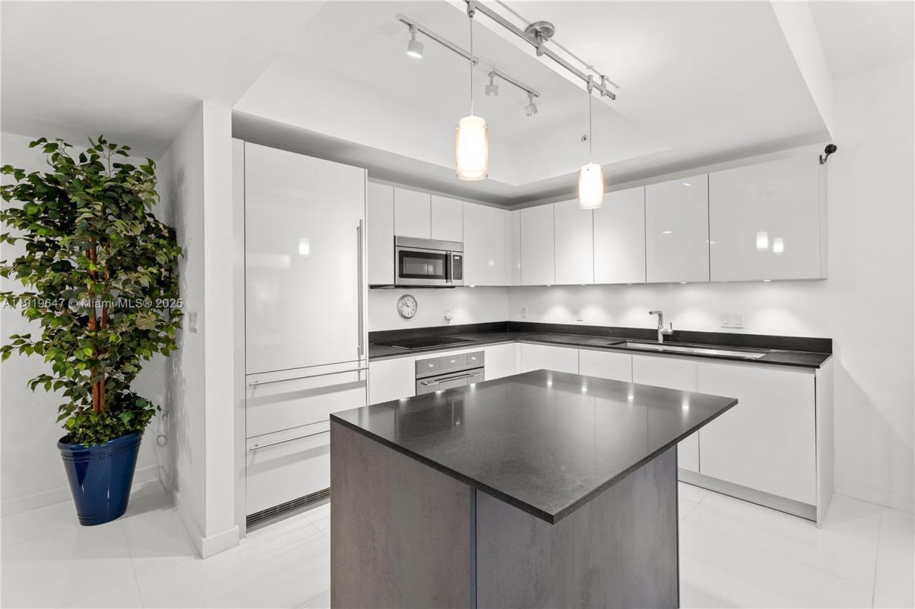 1010 Brickell Ave, Unit 4206, Miami, FL 33131 Photo