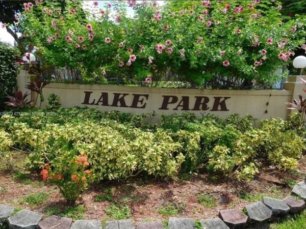 922 NE 199th St, Unit 1D, Miami, FL 33179