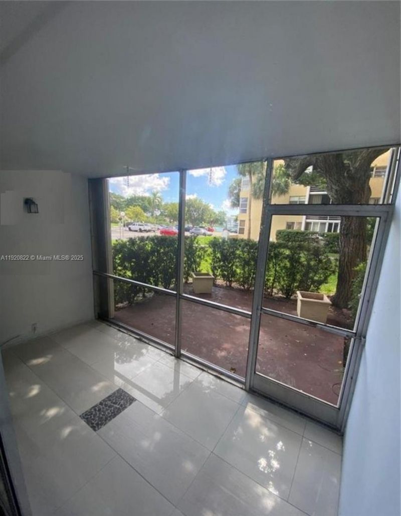 922 NE 199th St, Unit 1D, Miami, FL 33179 Photo