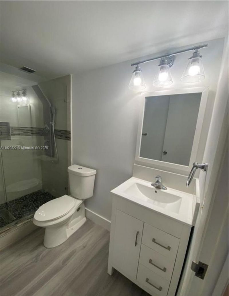 922 NE 199th St, Unit 1D, Miami, FL 33179 Photo