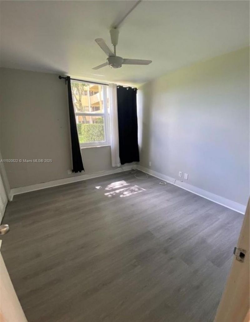 922 NE 199th St, Unit 1D, Miami, FL 33179 Photo