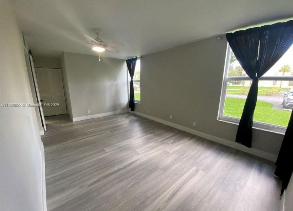 922 NE 199th St, Unit 1D, Miami, FL 33179 Photo
