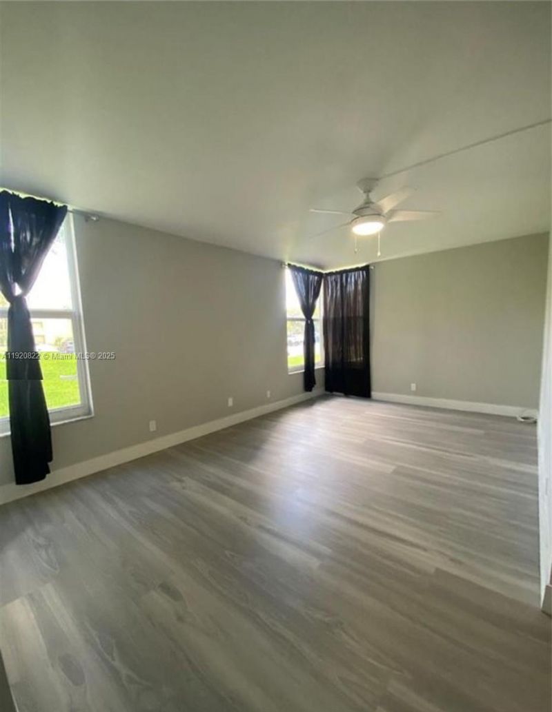 922 NE 199th St, Unit 1D, Miami, FL 33179 Photo