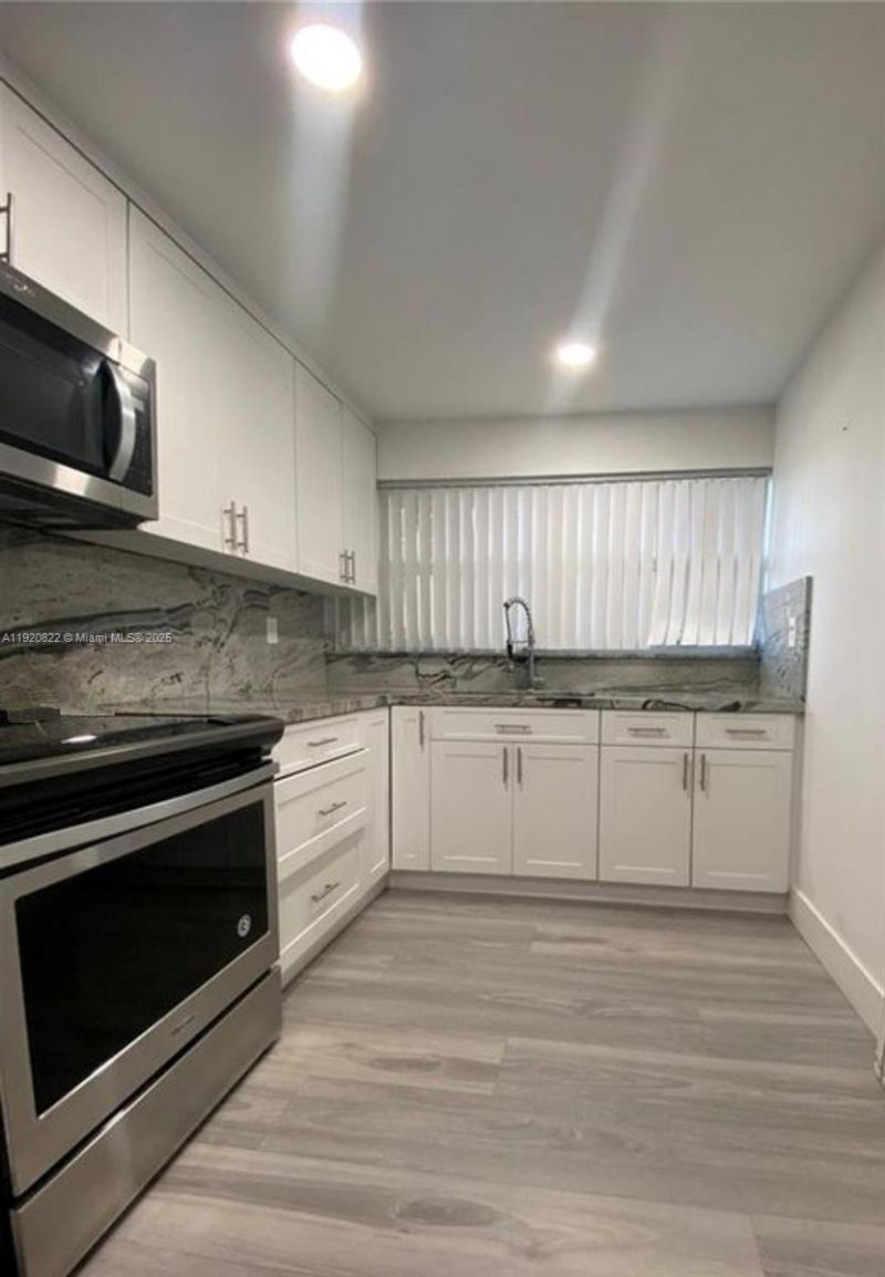 922 NE 199th St, Unit 1D, Miami, FL 33179 Photo