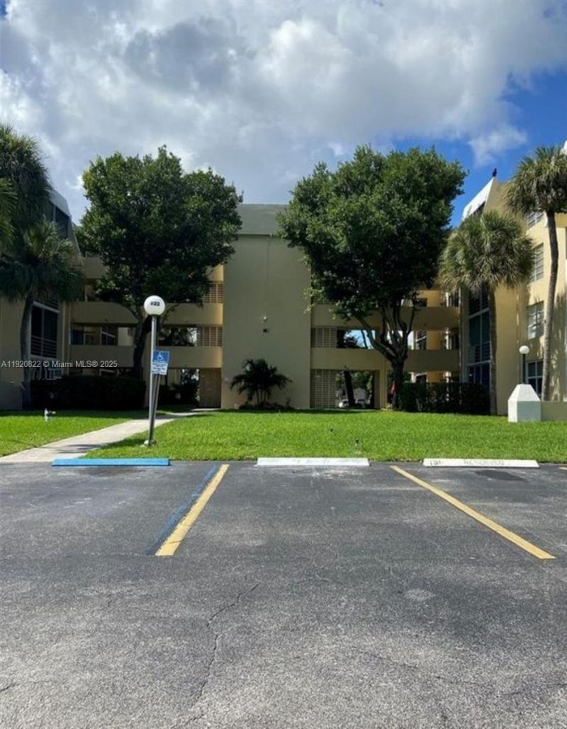 922 NE 199th St, Unit 1D, Miami, FL 33179 Photo