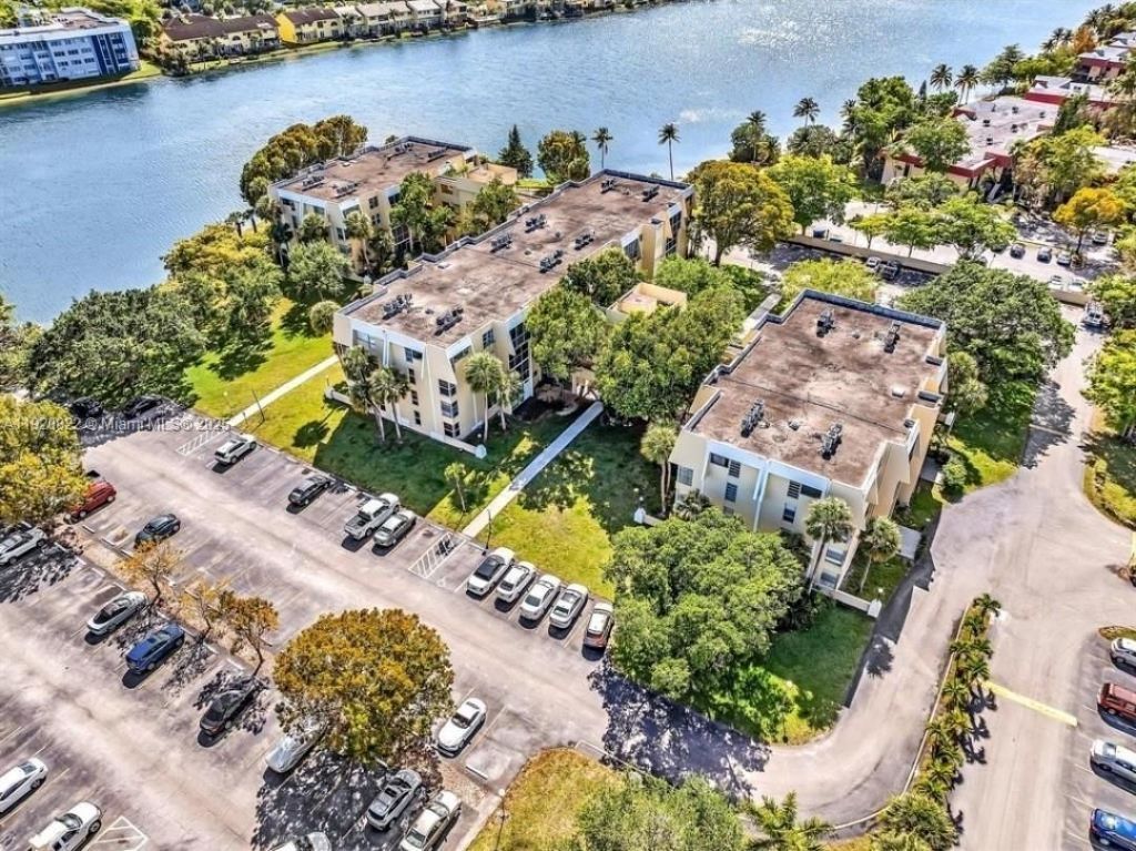 922 NE 199th St, Unit 1D, Miami, FL 33179 Photo