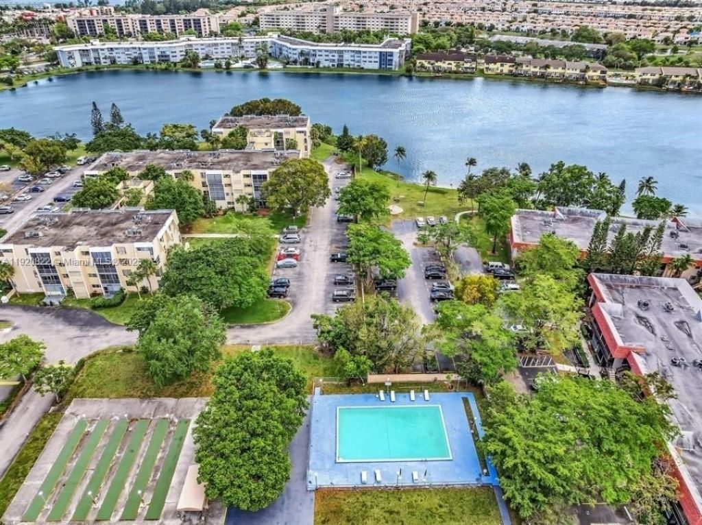 922 NE 199th St, Unit 1D, Miami, FL 33179 Photo