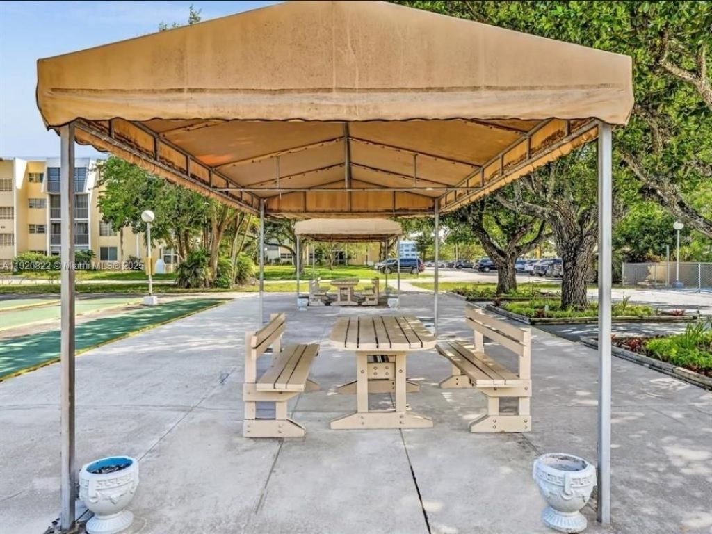 922 NE 199th St, Unit 1D, Miami, FL 33179 Photo