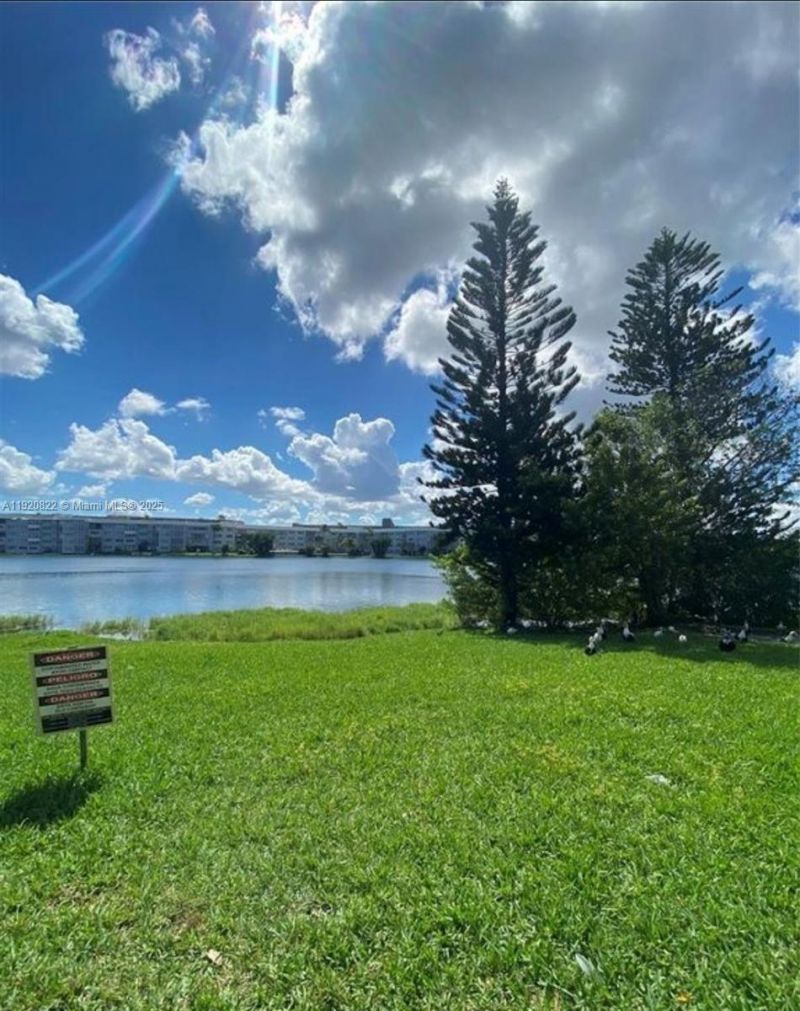 922 NE 199th St, Unit 1D, Miami, FL 33179 Photo