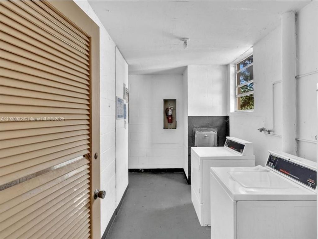 922 NE 199th St, Unit 1D, Miami, FL 33179 Photo