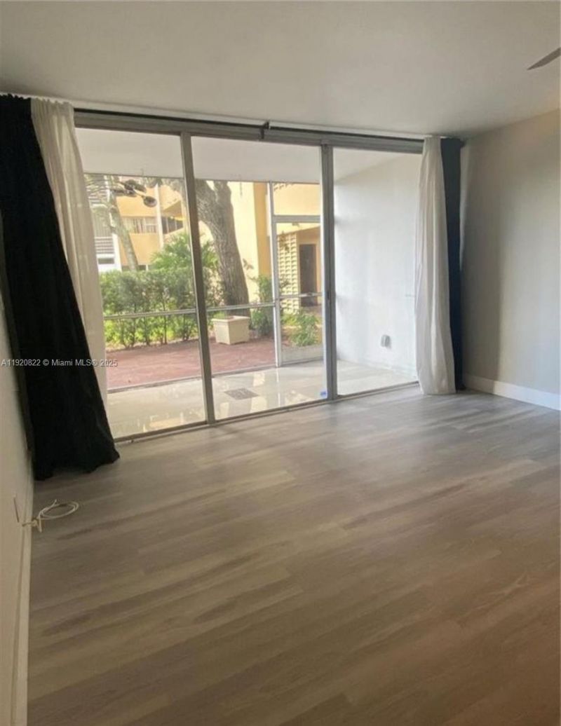 922 NE 199th St, Unit 1D, Miami, FL 33179 Photo