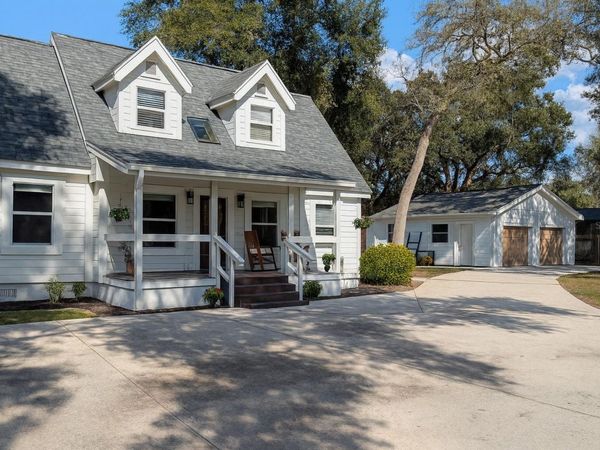 21135 PECKHAM AVENUE, MOUNT DORA, FL 32757